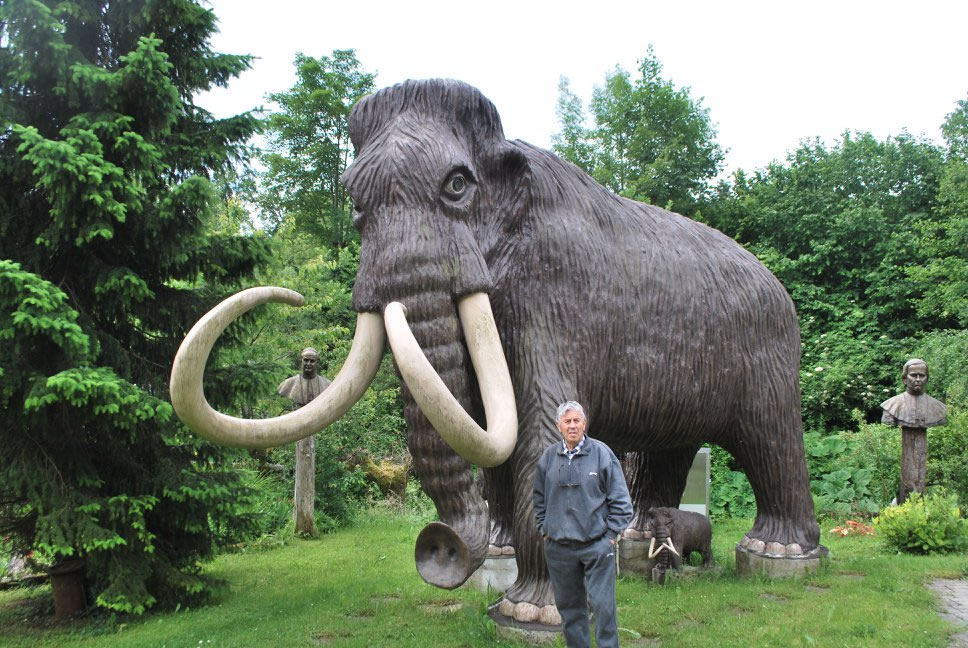 The sculptore Miha Kač by his Mammoth