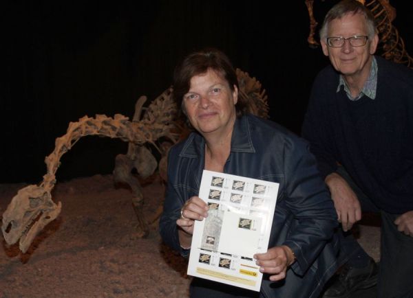 Rita Benzing und Meinhard Gericke from the Auberlehaus Museum present the persoanlized stamp of Plateosaurus
				by the skeleton used as source for the stamp. 
